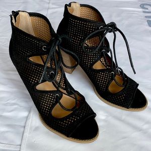 Report heels with black ties